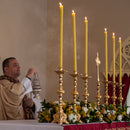 Conjunto de Castiçais Trabalhados com Cruz banhado a ouro (7 Peças)