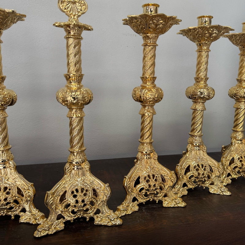 Conjunto de Castiçais Espirais Médios com Cruz banhado a ouro (7 Peças)