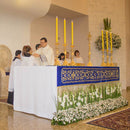 Conjunto de Castiçais Trabalhados com Cruz banhado a ouro (7 Peças)