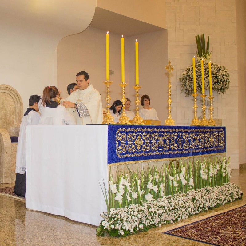 Conjunto de Castiçais Trabalhados com Cruz banhado a ouro (7 Peças)