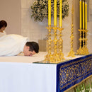 Conjunto de Castiçais Trabalhados com Cruz banhado a ouro (7 Peças)