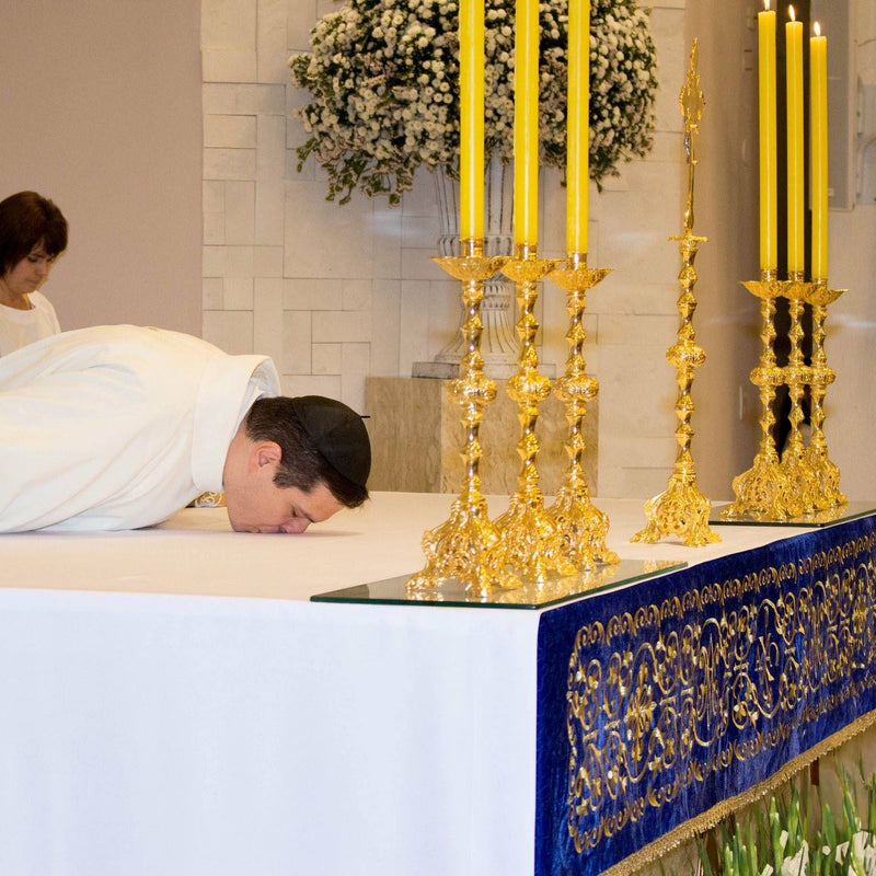 Conjunto de Castiçais Trabalhados com Cruz banhado a ouro (7 Peças)