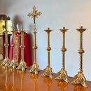 Conjunto de Castiçais Espirais com Cruz banhado a ouro (7 Peças)