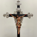 Crucifixo 53cm com Base Ornado com Metal banhado a níquel