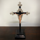Crucifixo 53cm com Base Ornado com Metal banhado a níquel