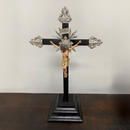Crucifixo 80cm com Base Ornado com Metal banhado a níquel