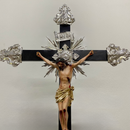 Crucifixo 80cm com Base Ornado com Metal banhado a níquel