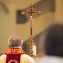 Conjunto de Castiçais em Resina com Cruz (5 Peças)