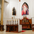 Conjunto de Castiçais em Resina com Cruz (7 Peças)