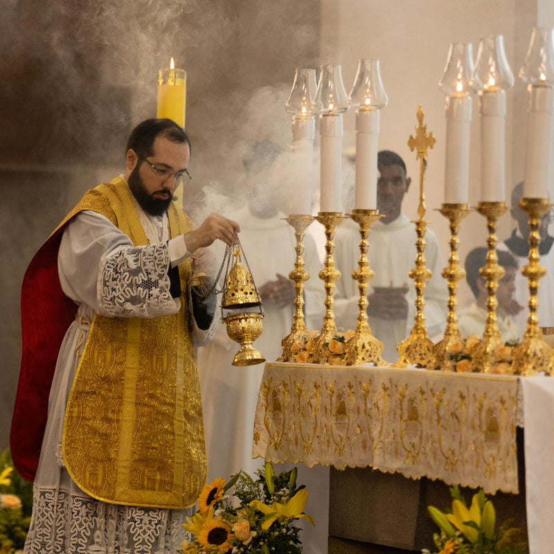 Conjunto de Castiçais Trabalhados com Cruz banhado a ouro (7 Peças)
