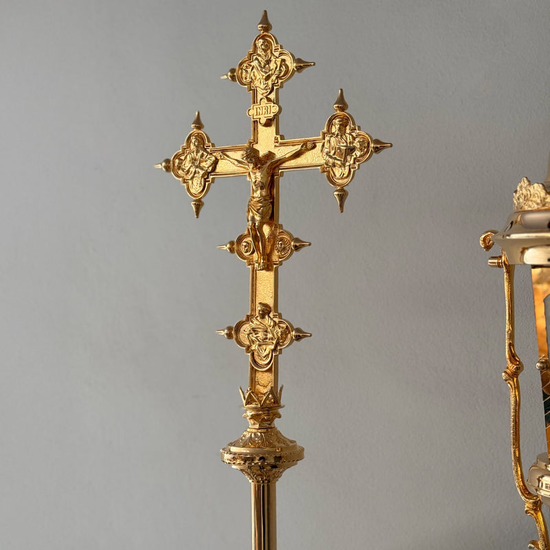 Cruz Processional Vaticana banhada a ouro - haste lisa