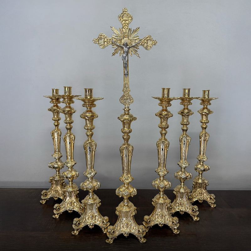Conjunto de Castiçais Franceses com Cruz banhado a ouro (7 Peças)