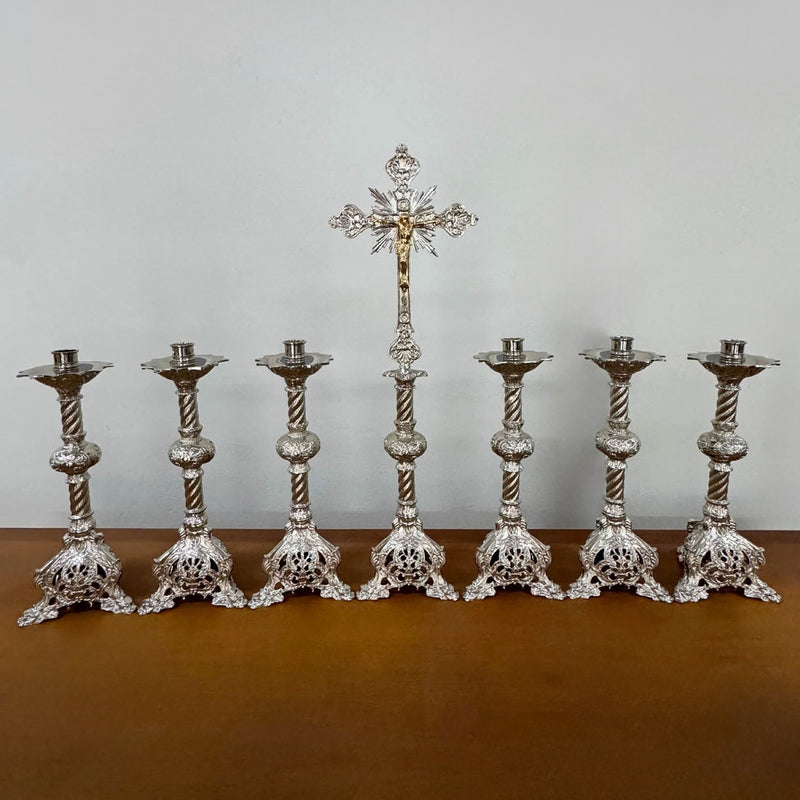 Conjunto de Castiçais Espirais Médios com Cruz banhado a níquel (7 Peças)