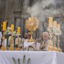 Conjunto de Castiçais Trabalhados com Cruz banhado a ouro (7 Peças)