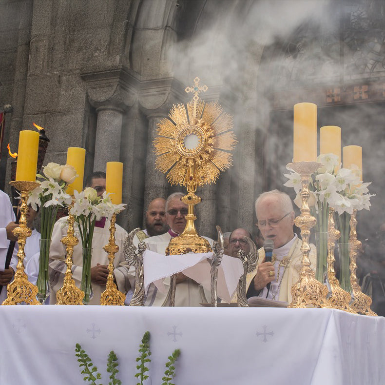 Conjunto de Castiçais Trabalhados com Cruz banhado a ouro (7 Peças)