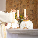 Conjunto de Castiçais Lisos com Cruz banhado a ouro (7 Peças)