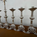 Conjunto de Castiçais Espirais Médios com Cruz banhado a níquel (7 Peças)