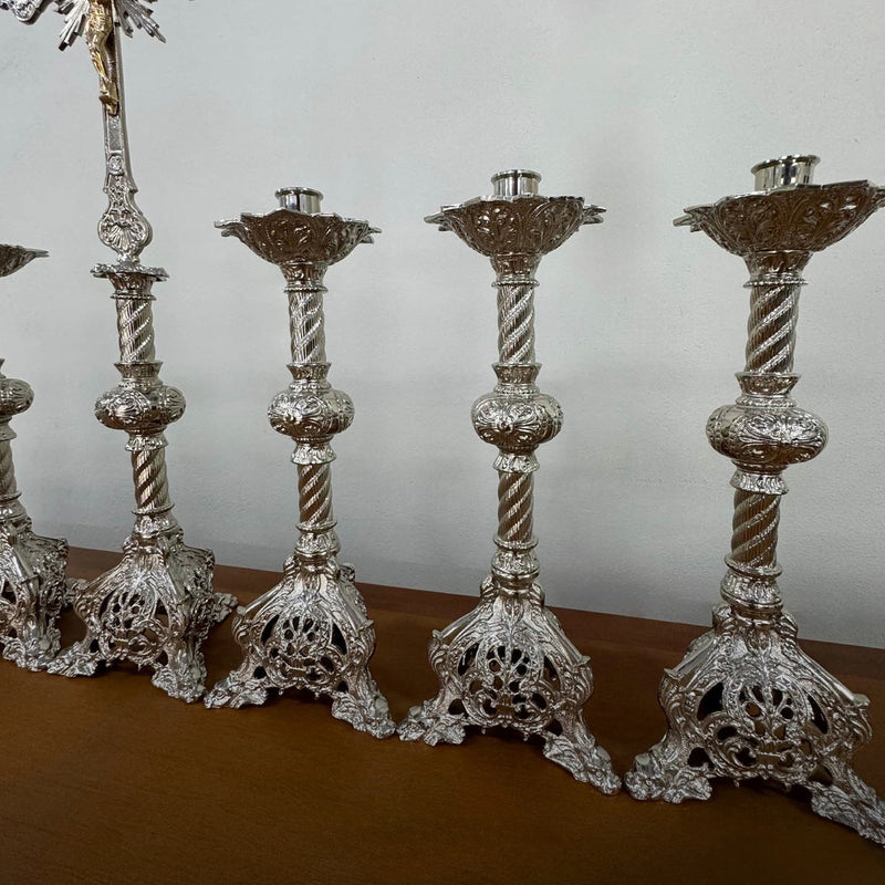 Conjunto de Castiçais Espirais Médios com Cruz banhado a níquel (7 Peças)