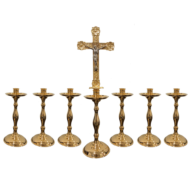 Conjunto de Castiçais Lisos com Cruz banhado a ouro (7 Peças)