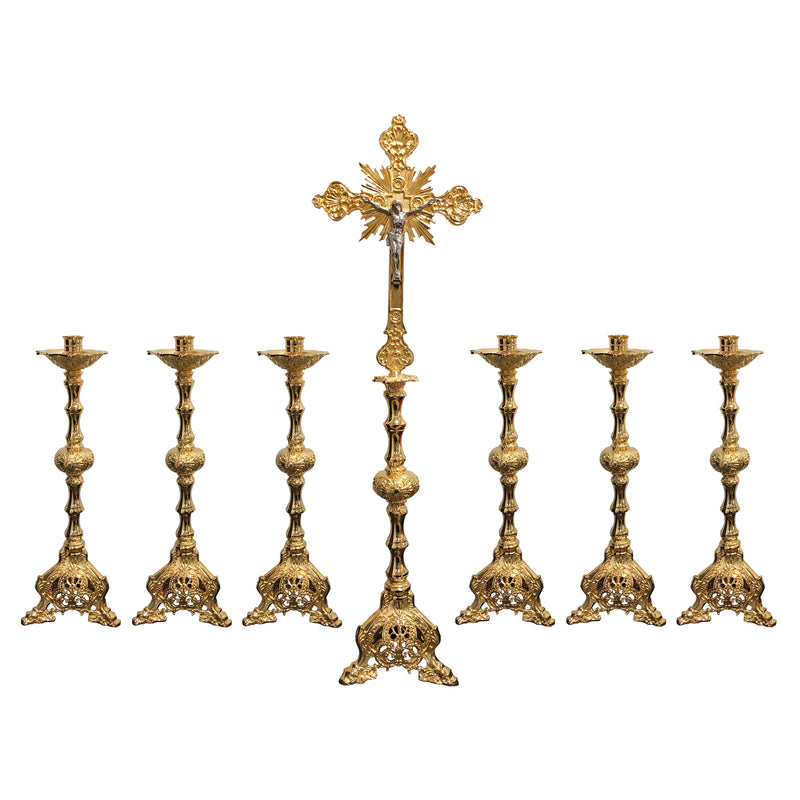 Conjunto de Castiçais Trabalhados com Cruz banhado a ouro (7 Peças)