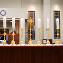 Conjunto de Castiçais Trabalhados com Cruz banhado a ouro (7 Peças)