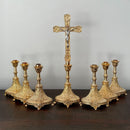 Conjunto de Castiçais Ovais com Cruz banhado a ouro (7 Peças)