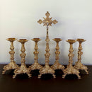 Conjunto de Castiçais Barrocos Peq. com Cruz banhado a ouro (7 Peças)