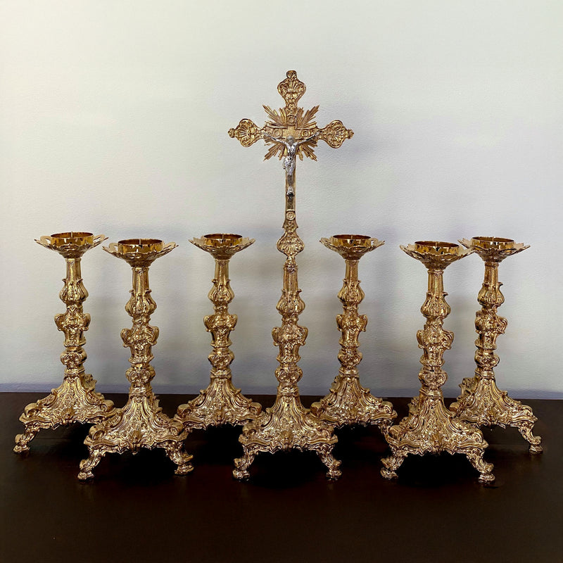 Conjunto de Castiçais Barrocos Peq. com Cruz banhado a ouro (7 Peças)