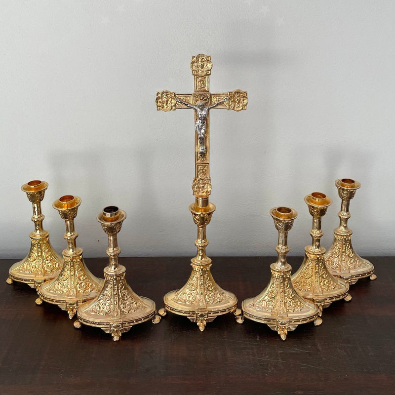 Conjunto de Castiçais Ovais com Cruz banhado a ouro (7 Peças)