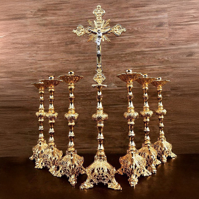 Conjunto de Castiçais Trabalhados com Cruz banhado a ouro (7 Peças)