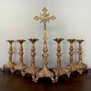 Conjunto de Castiçais Barrocos Peq. com Cruz banhado a ouro (7 Peças)