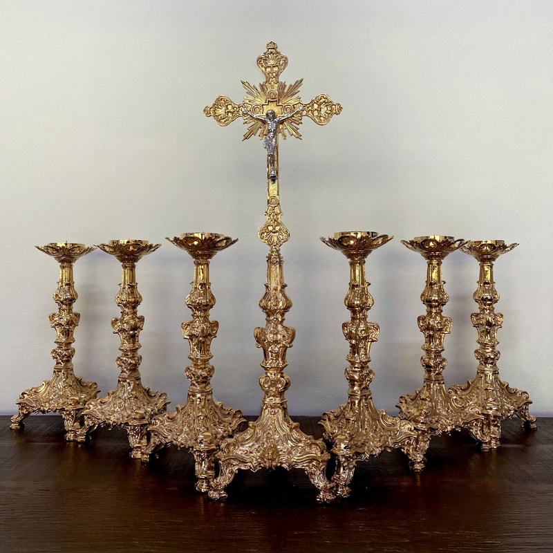 Conjunto de Castiçais Barrocos Peq. com Cruz banhado a ouro (7 Peças)