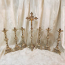 Conjunto de Castiçais Trabalhados com Cruz banhado a níquel (7 Peças)